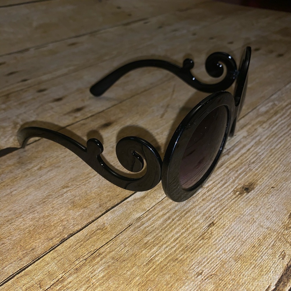 Round curly sunglasses